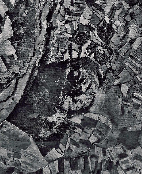 Svisl leteck pohled, zabrajc okol Bon z roku 1938 ukazuje ve srovnn se souasnm stavem na mnohem intenzivnj vyuvn okol Bon k zemdlskm elm.