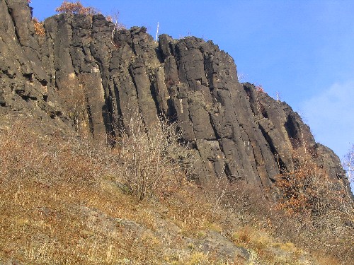 Pohled na vrcholovou st jinch stn Bon odhaluje jasn vyvinutou sloupcovitou odlunost znlce.  