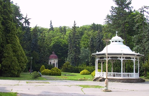 Park mezi hlavn lzeskou budovou a pramenem Josef.