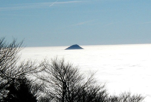 Zimn pohled z Vytky v Krunch horch ukazuje Mileovku  jako ostrov v mlnm moi inverze. (foto P. Svda)