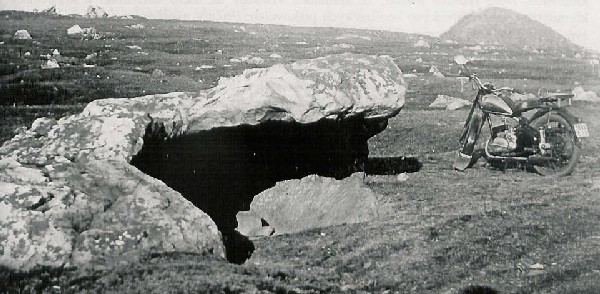 Krása těchto obřích křemencových samorostů zanikla v padesátých letech 20. století. V pozadí Milá. Foto M. Váně.