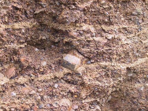 Na erstvm ezu horniny jsou zejm nesetn vyrostlice amfibolu.