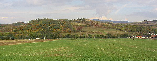 Pohled na vrch Trupelník od západu. Vpravo obec Kučlín. 