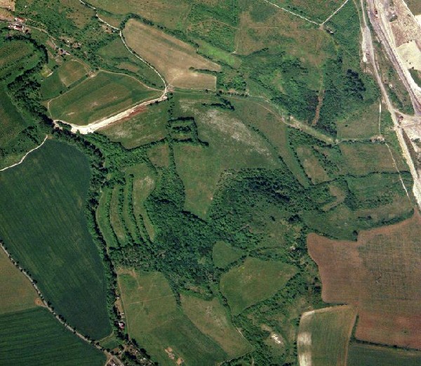 Oblast vrchu Trupelník z letadla - Samotný vrch Trupelník s rezervací je převážně zalesněný úsek vpravo níže od středu snímku.  