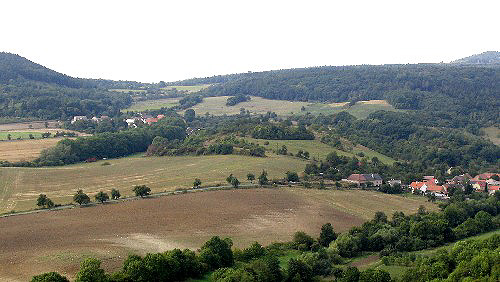 Pi pohledu z vrcholu Kuzova se linhorka jev jako mal nvr mez vesnicemi. Lesk vlevo - Star vpravo.