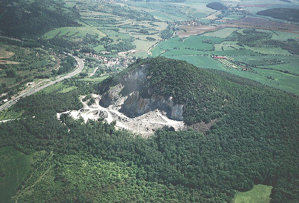 Letecký pohled na Želenický vrch ukazuje vysokou míru odtěžení kopce.