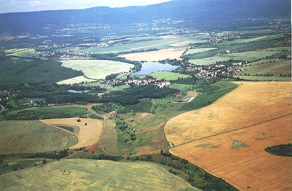 Leteck pohled na lokalitu elnky od jihovchodu, uprosted obec Zabruany, vpravo Vechlapy s vechlapskou ndr.  