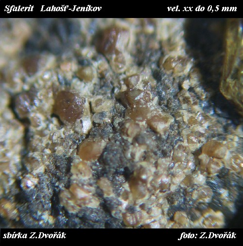 Objev krystalk sfaleritu mezi barytovmi krystaly z Kemencovho lomu v Jenkov - Lahoti v roce  2004 byl opravdu pekvapiv. Cel lta jsme drobounk krystalky povaovali za karbont.