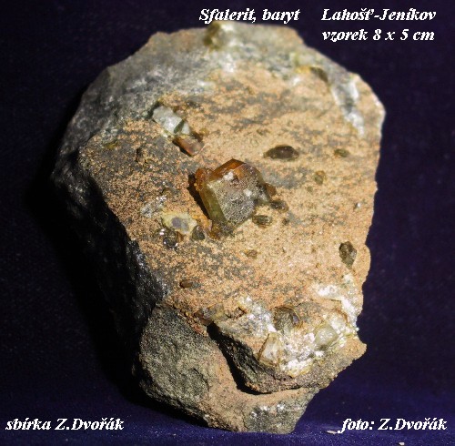 Objev povlaku krystalk sfaleritu mezi barytovmi krystaly z Kemencovho lomu v Jenkov - Lahoti v roce  2004 byl opravdu pekvapiv. Cel lta jsme drobounk krystalky povaovali za karbont.