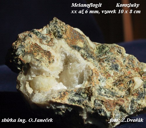 Krychlov tvary melanoflogitu z Korozluk dnes ji melanoflogitem vtinou nejsou. Minerl byl dalmi procesy pemnn na chalcedon.  