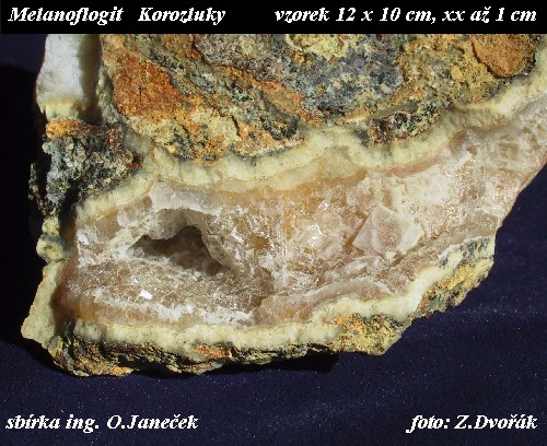 Tm krychlov krystaly melanoflogitu jsou dnes v Korozlukch pemnny na chalcedon a jsou fakticky pseudomorfzami..