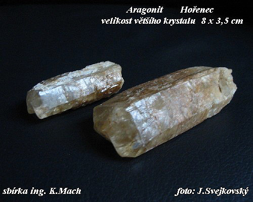 Pklad typickho trojatnho a dvojatnho srstu "rakvikovitch" krystal podle plochy 110