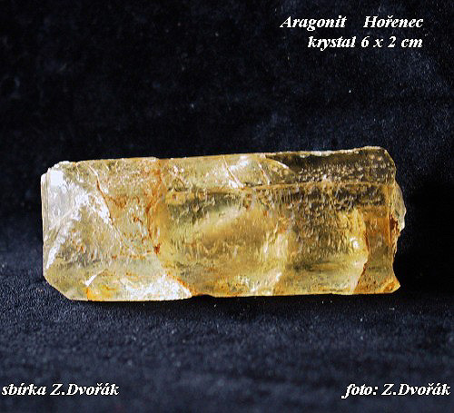mrn naleptan dvoje krystalu aragonitu (podle 110), vceetn srsty rznho typu jsou pro tuto lokalitu typick