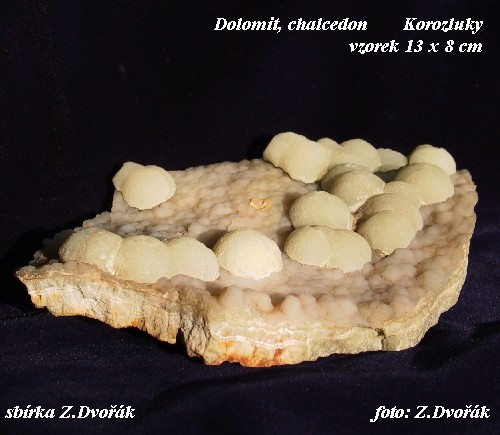 Polokulovit agregty dolomitu  pes 1 cm velk sed na povlaku chalcedonu. Nejstar je medov kalcit.