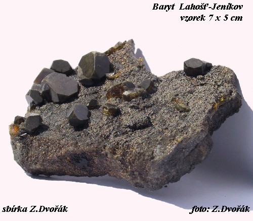 Radiobaryt vytv v Lahoti  podobn krystaly jako neradioaktivn baryt, orientovan inkluze pyritu dvaj minerlu temn edozelenou barvu.