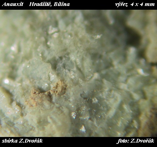 V celistv modrav hmot se lesknou drobn krystalky anauxitu - kaolinitovho minerlu.