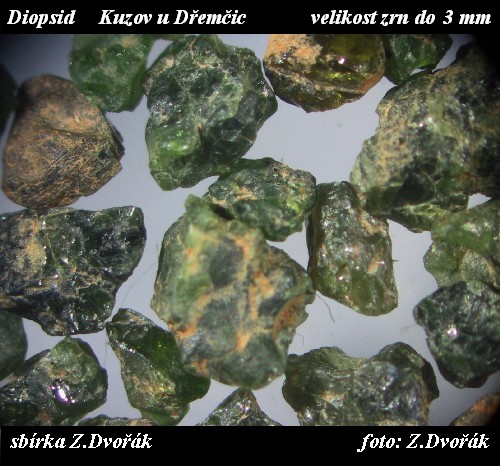 Zrna diopsidu se vyznauj tmav zelenou barvou a nedokonalou tpnost.