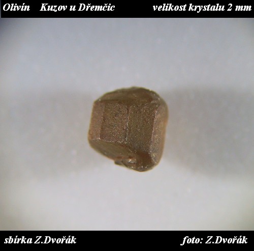 Na tomto krystalu olivnu ze trk potoka Grantky se zachovalo i jeho pvodn krystalov omezen.